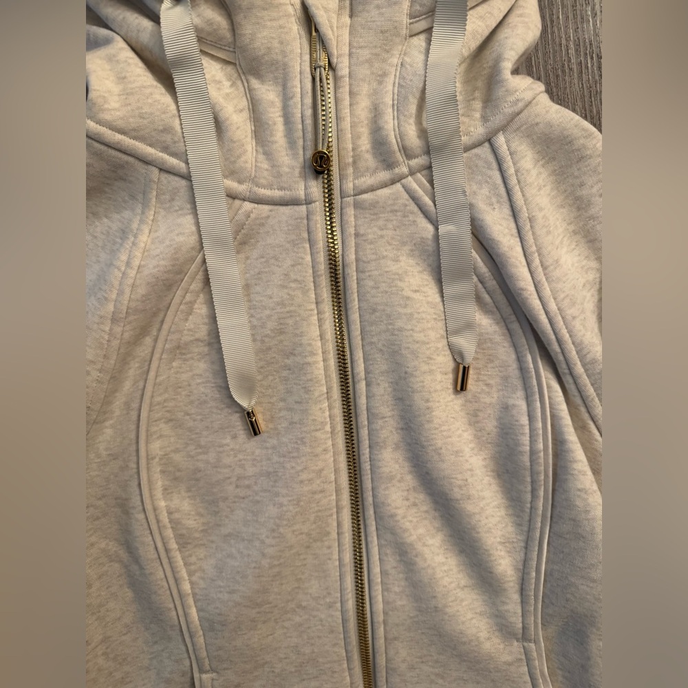 Lululemon Scuba full zip hoodie plush. Heathered Bone with gold zipper. Size 4. - Picture 13 of 16